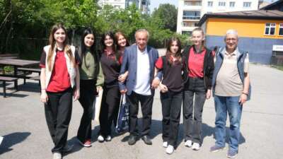 Bursa’da öğrencilerden huzurevine ziyaret