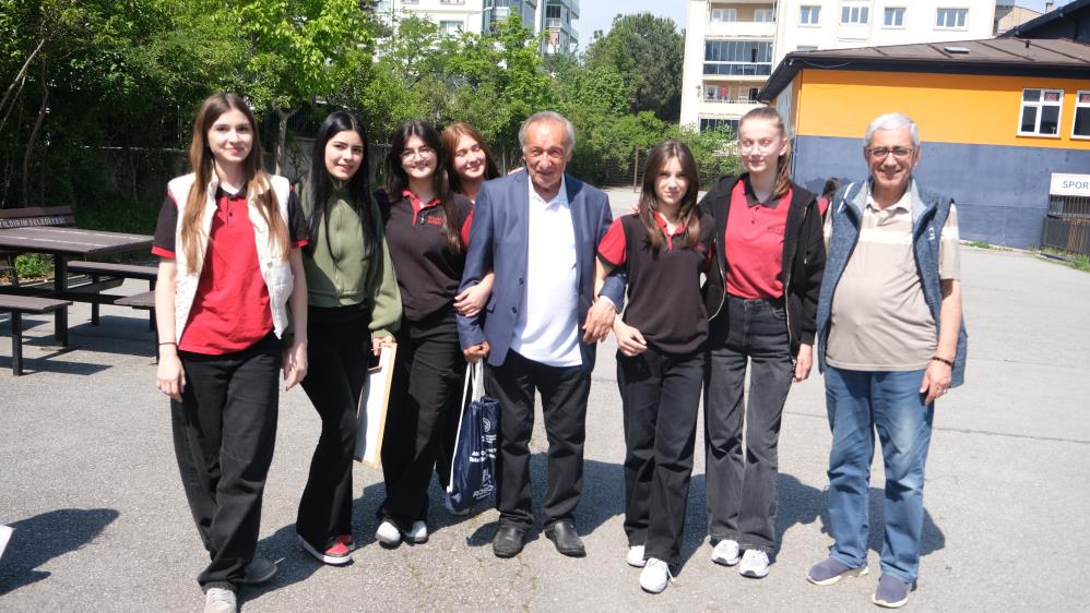 Bursa’da öğrencilerden huzurevine ziyaret