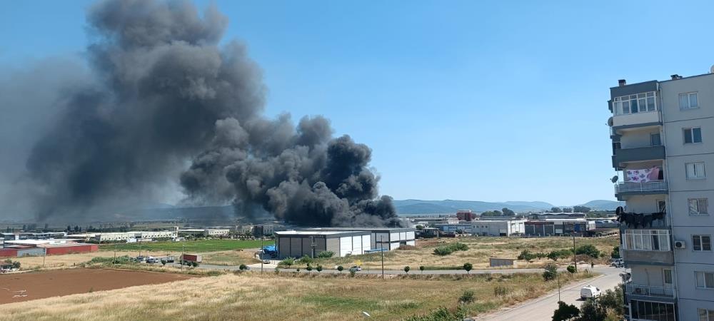 İzmir’de plastik sandalye fabrikasında yangın İzmir’de plastik sandalye fabrikasında yangın