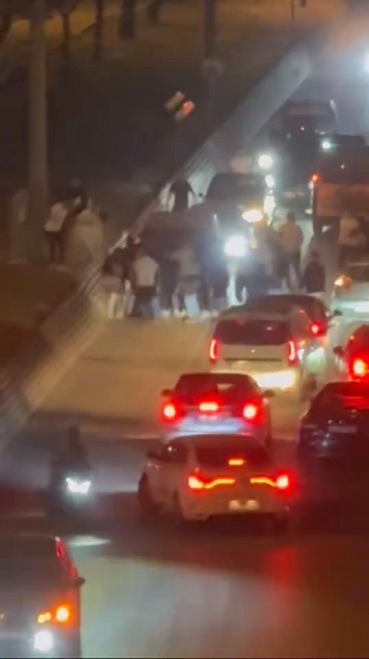 Bursa’da asker konvoyundaki şahısların kavgası kamerada Bursa’da asker konvoyundaki şahısların kavgası kamerada