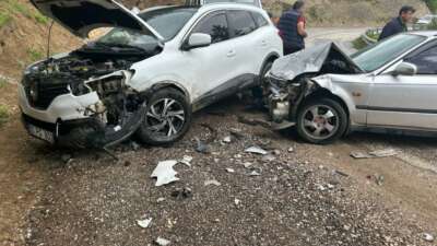 Bursa’da otomobil ile cip kafa kafaya çarpıştı: 3 yaralı