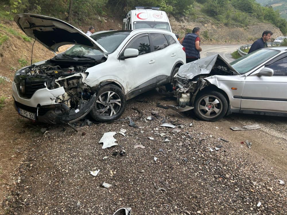 Bursa’da otomobil ile cip kafa kafaya çarpıştı: 3 yaralı