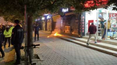Bursa’da gergin anlar: Galatasaray taraftarı derneğe meşale attı