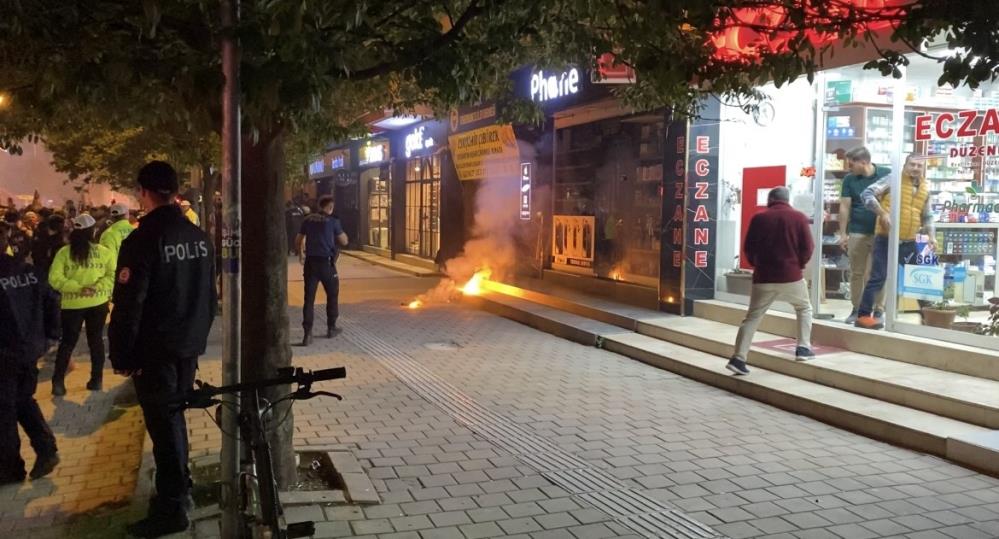 Bursa’da gergin anlar: Galatasaray taraftarı derneğe meşale attı