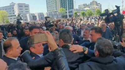 CHP lideri Özel’e yumruklu saldırı!