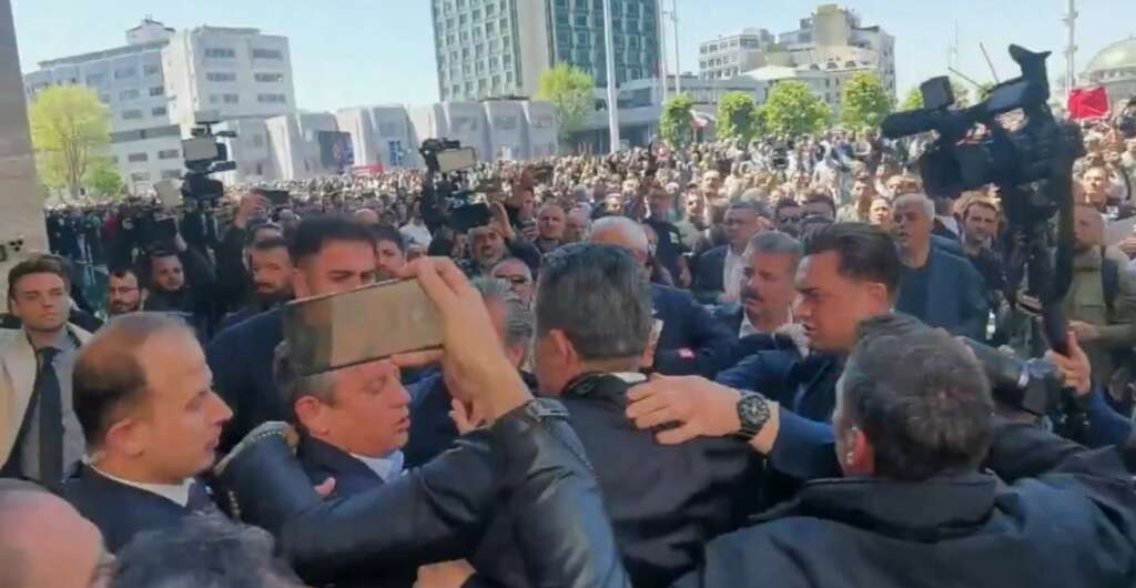 CHP lideri Özel’e yumruklu saldırı!