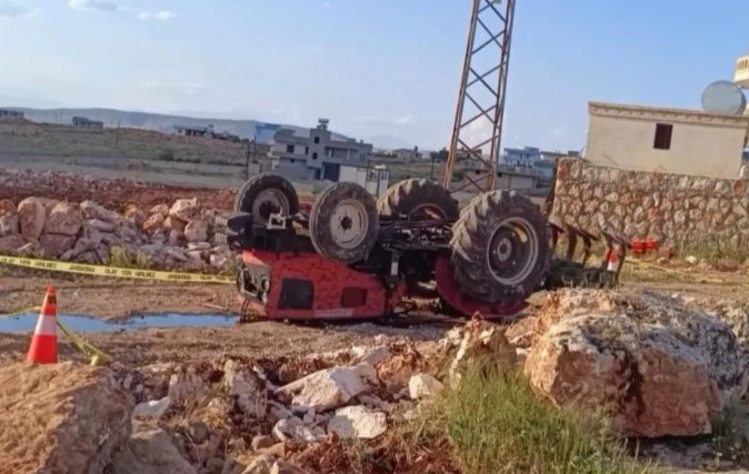 Devrilen traktörün altında kalan 2 çocuk annesi hayatını kaybetti