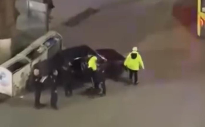 Bursa’da ilginç anlar… Kaza yapan alkollü sürücü kendini araca kilitledi! Bursa’da ilginç anlar… Kaza yapan alkollü sürücü kendini araca kilitledi!