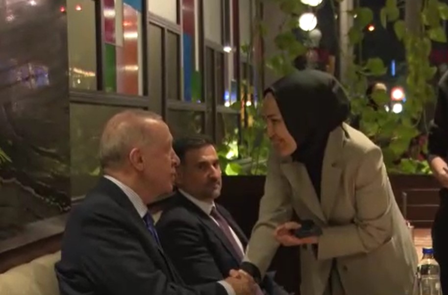 Cumhurbaşkanı Erdoğan, kafede vatandaşlarla sohbet etti Cumhurbaşkanı Erdoğan, kafede vatandaşlarla sohbet etti