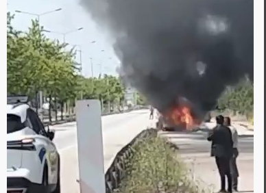 Bursa’da seyir halindeki otomobil alev alev yandı