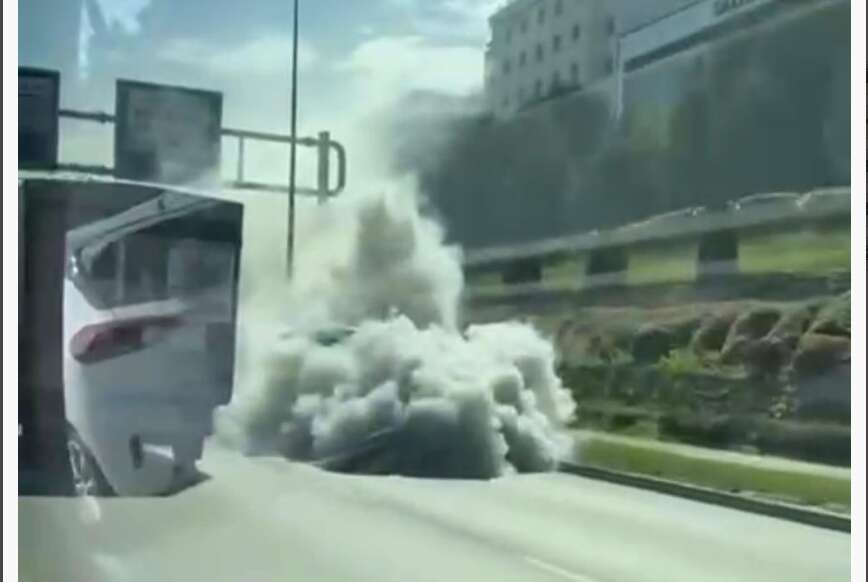 Bursa’da arıza yapan araç trafiği dumana kattı