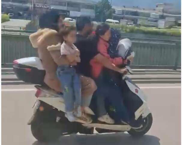 Bursa’da tehlikeli yolculuk! Motosiklete 5 kişi bindiler