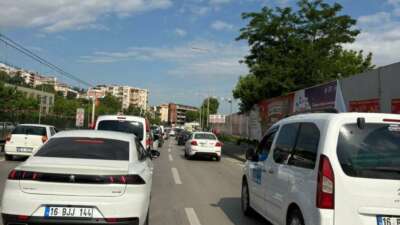 Bursa’da ulaşım yerine trafik durdu… Araçlarıyla gitmeyi tercih edenler mağdur oldu