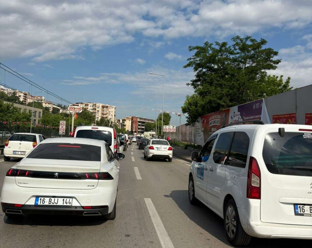 Bursa’da ulaşım yerine trafik durdu… Araçlarıyla gitmeyi tercih edenler mağdur oldu