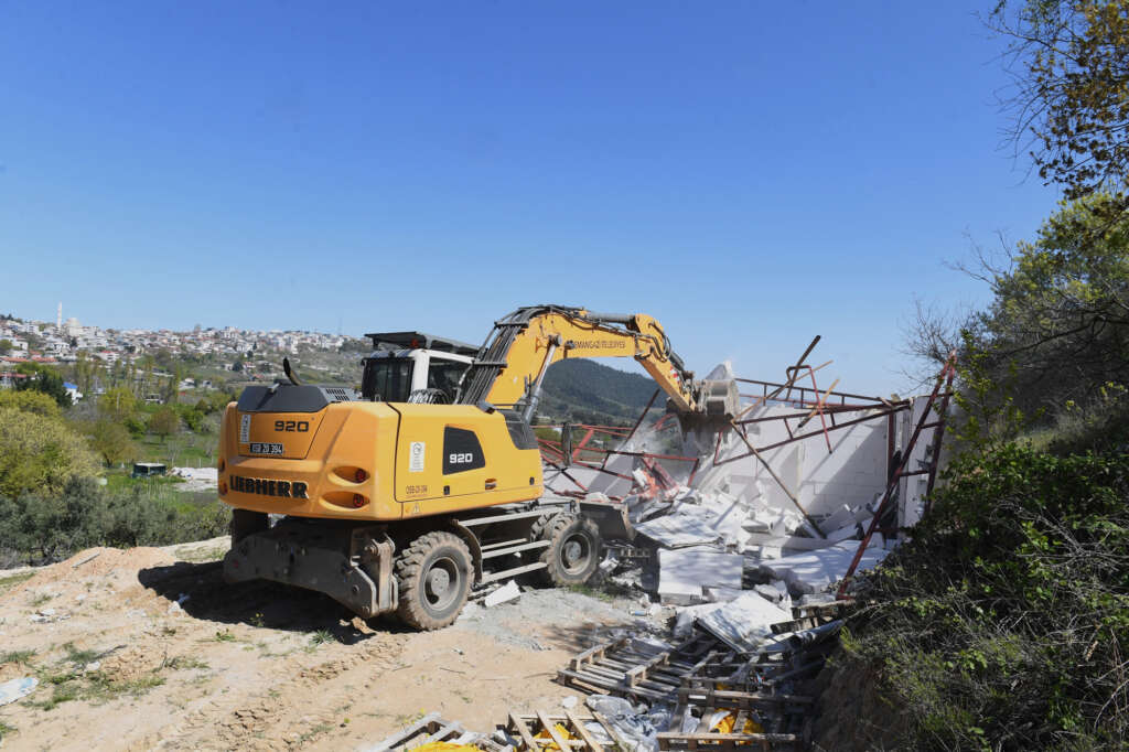 Osmangazi’de 25 kaçak bina yıkıldı