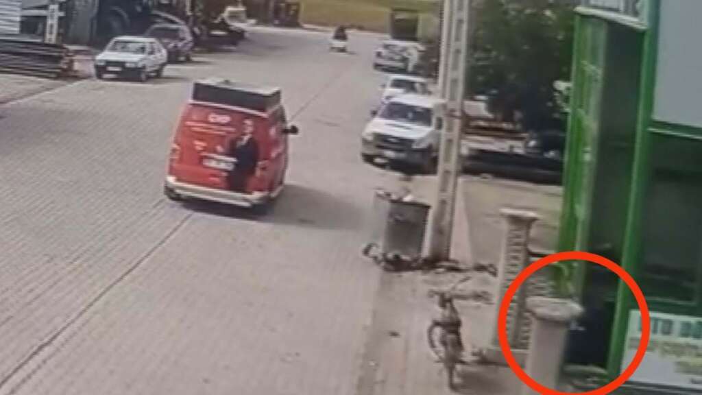 CHP aracı geçerken havaya ateş eden şüpheliler tutuklandı CHP aracı geçerken havaya ateş eden şüpheliler tutuklandı