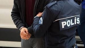 DEAŞ ile bağlantılı olduğu öne sürülen 3 kişi yakalandı DEAŞ ile bağlantılı olduğu öne sürülen 3 kişi yakalandı
