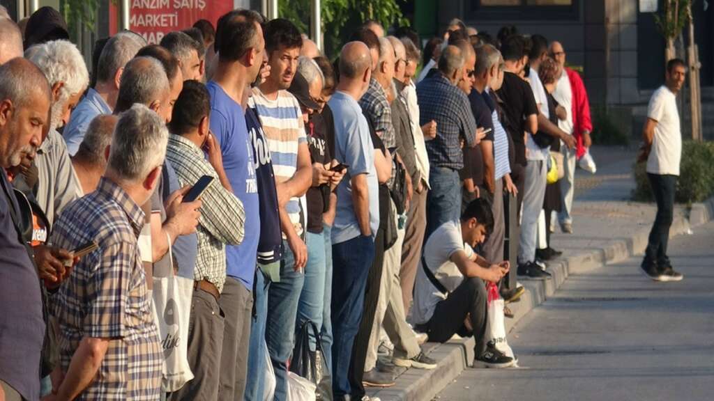 İzmir’de grev başladı, ulaşımda aksamalar var İzmir’de grev başladı, ulaşımda aksamalar var