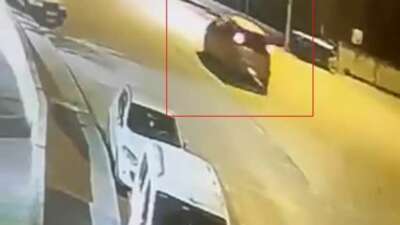 Bursa’da kontrolden çıkıp park halindeki araçlara çarpan sürücü kayıplara karıştı