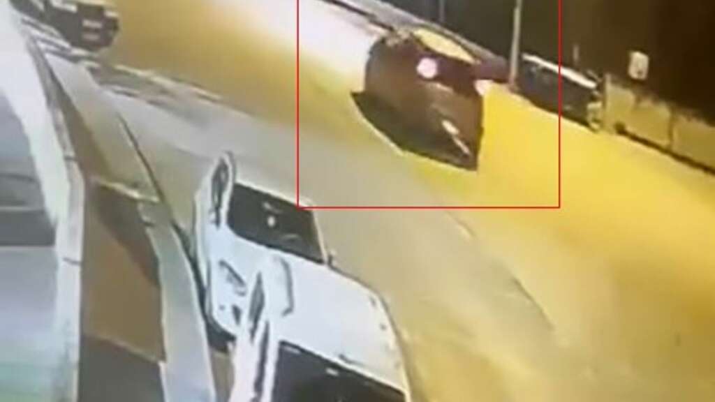 Bursa’da kontrolden çıkıp park halindeki araçlara çarpan sürücü kayıplara karıştı