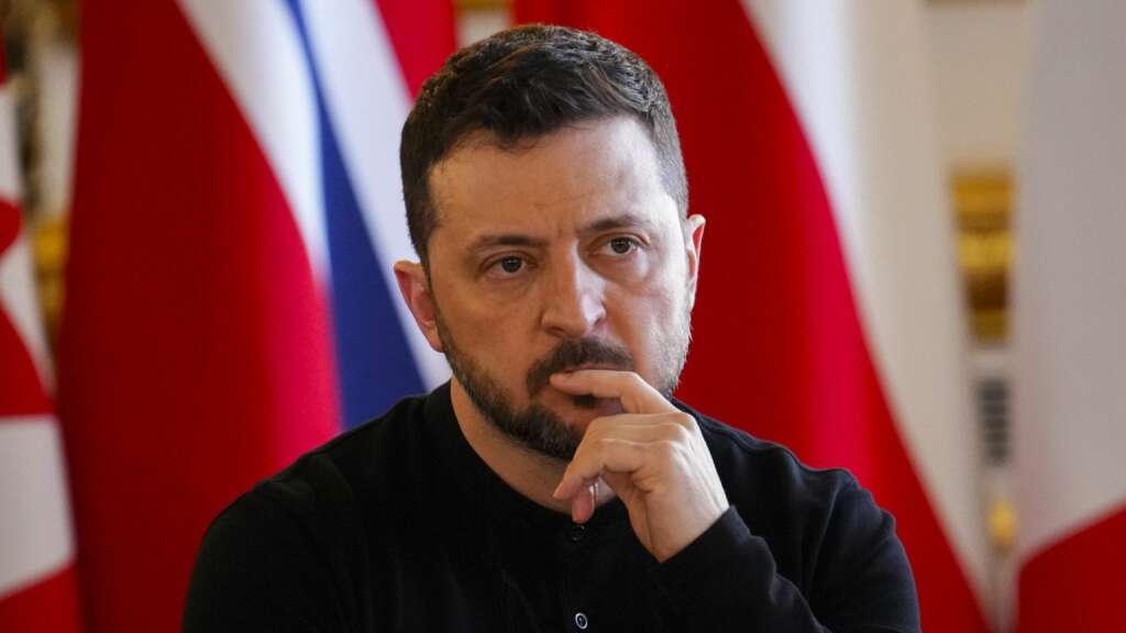 Zelenski neden üç yılın ardından kıyafet tercihini değiştirdi