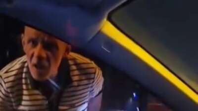 Bursa’da trafik magandalığı! Sinyal vermeyen sürücünün önünü kesip camı yumrukladı