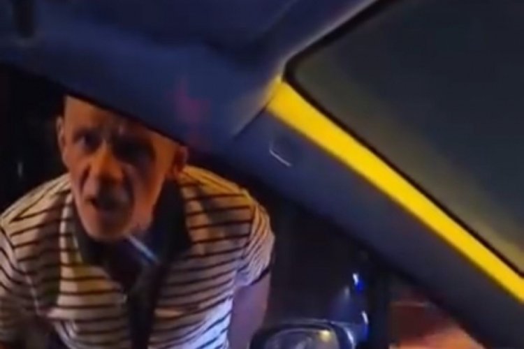 Bursa’da trafik magandalığı! Sinyal vermeyen sürücünün önünü kesip camı yumrukladı Bursa’da trafik magandalığı! Sinyal vermeyen sürücünün önünü kesip camı yumrukladı