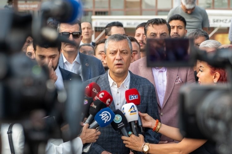 CHP Genel Başkanı Özel bayram namazını Manisa’da kıldı