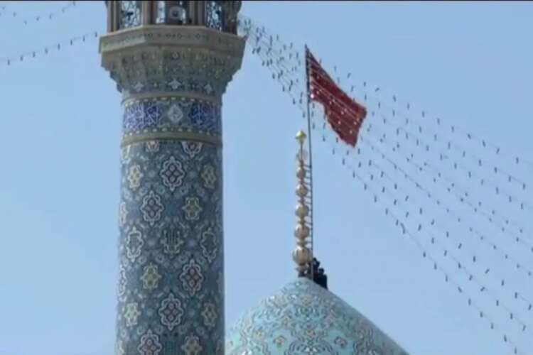 İran’da cami kubbesine “intikam bayrağı” çekildi