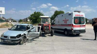 Bursa’da otomobil ile traktör çarpıştı: 1 yaralı
