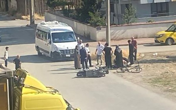 Bursa’da servis minibüsüyle çarpışan motosikletli yaralandı