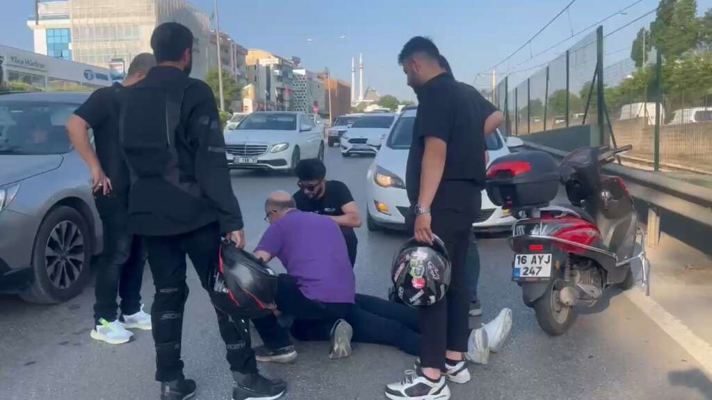Bursa’da trafik durunca, aradan ilerleyen motosikletler birbirine girdi