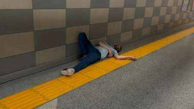 Bursa’da metro istasyonunda sızıp kaldı; ” Ben neredeyim, bırakın yatayım” dedi