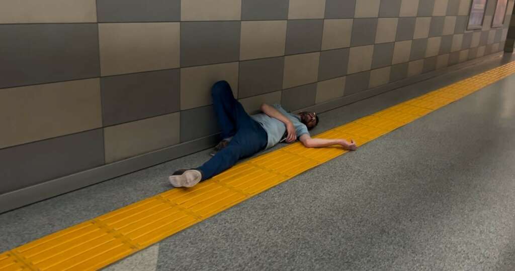 Bursa’da metro istasyonunda sızıp kaldı; ” Ben neredeyim, bırakın yatayım” dedi