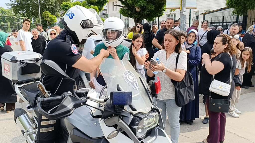 Bursa’da kimliğini düşüren gencin imdadına yunus polisleri yetişti