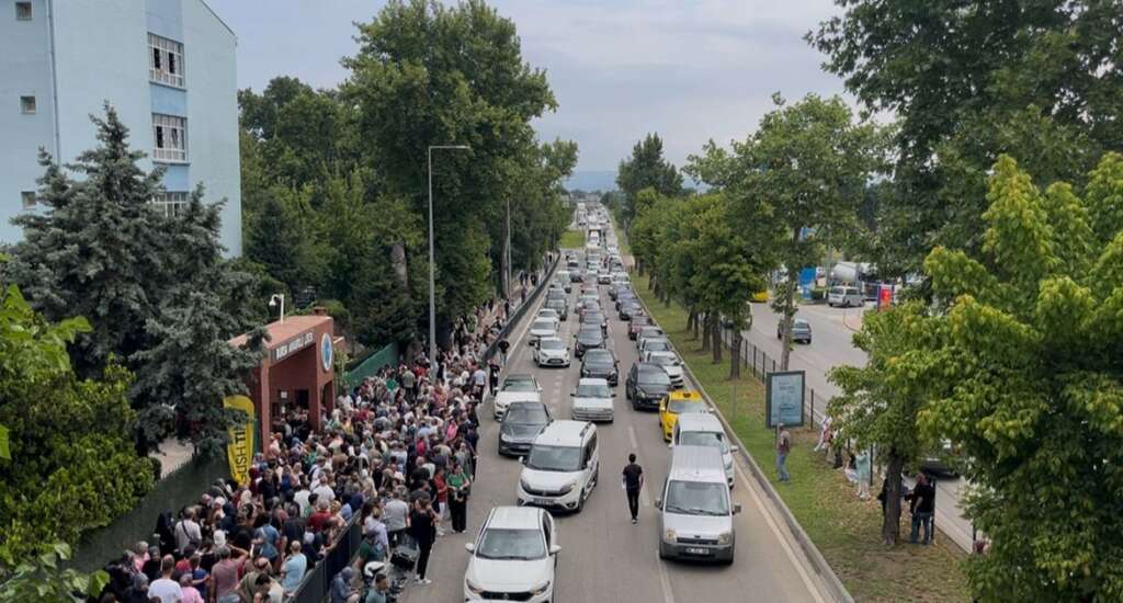Bursa’da YKS öncesi trafik yoğunluğu öğrencilere zor anlar yaşattı