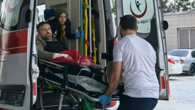 Bursa’da ağaç keserken motorlu testere ile elini kesti