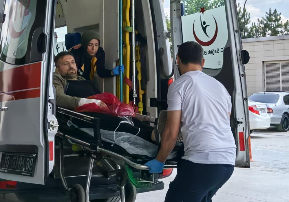 Bursa’da ağaç keserken motorlu testere ile elini kesti Bursa’da ağaç keserken motorlu testere ile elini kesti