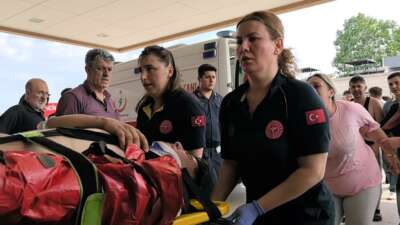 Bursa’da otomobile çarpan motosikletliler ağır yaralandı