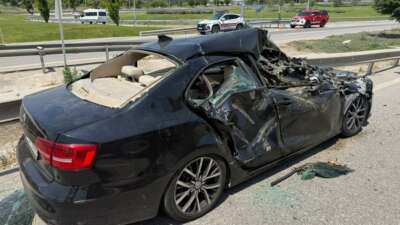 Bursa’da otomobil freni kilitlenen biçerdöverin altına girdi: 2 yaralı