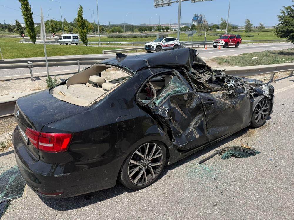 Bursa’da otomobil freni kilitlenen biçerdöverin altına girdi: 2 yaralı