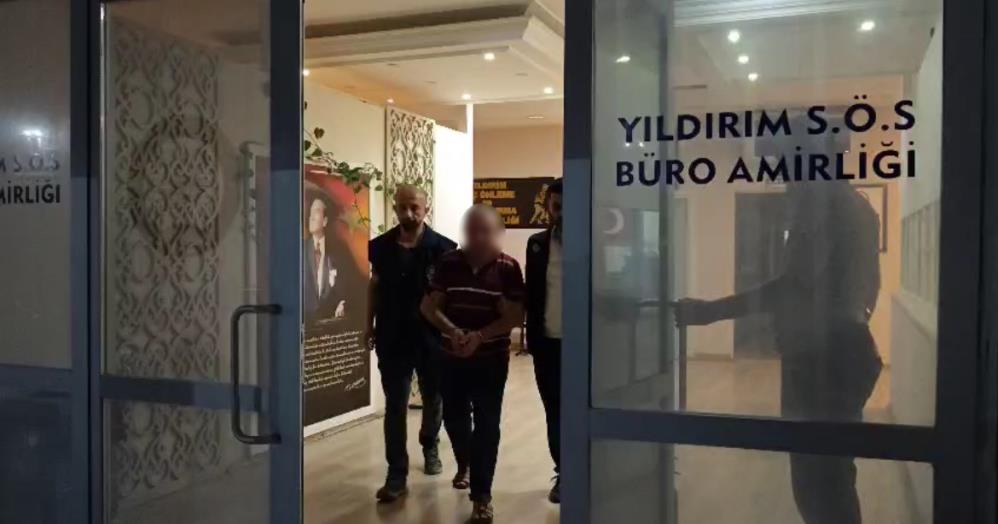 Bursa’da pazarcı şüpheliye operasyon: Aracından ve evinden 121 litre sahte içki çıktı