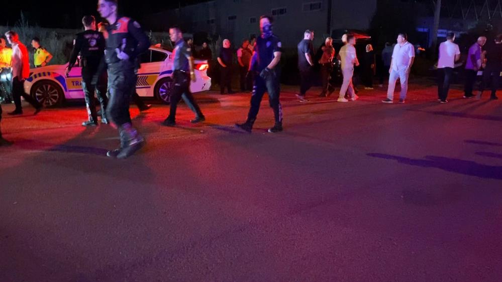 Bursa’da park halindeki araçlara çarpıp kaçtı, geri döndüğünde araç sahiplerinin saldırısına uğradı Bursa’da park halindeki araçlara çarpıp kaçtı, geri döndüğünde araç sahiplerinin saldırısına uğradı