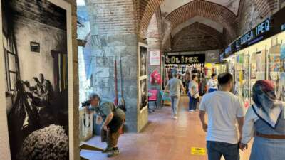 Bursa’da ipekböceğinin hikayesi ipek kumaşa basılan fotoğraflarla Kozahan’da sergileniyor