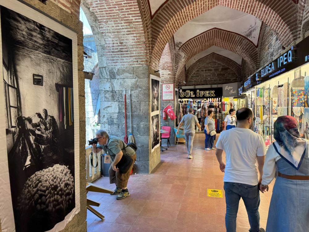 Bursa’da ipekböceğinin hikayesi ipek kumaşa basılan fotoğraflarla Kozahan’da sergileniyor