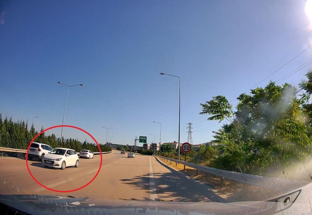 Bursa’da otobanda ters şeritte ilerlemeye başladı: Tehlikeli anlar kamerada Bursa’da otobanda ters şeritte ilerlemeye başladı: Tehlikeli anlar kamerada