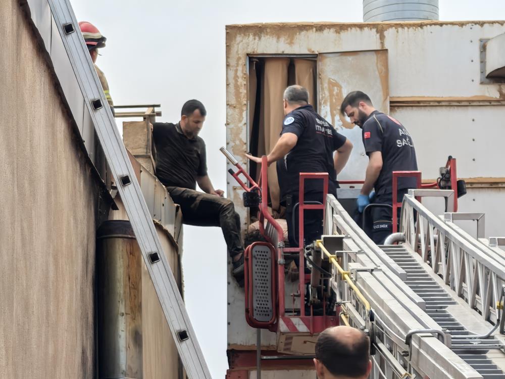 Talaş emici makinesine sıkışan işçiyi itfaiye ekipleri kurtardı Talaş emici makinesine sıkışan işçiyi itfaiye ekipleri kurtardı