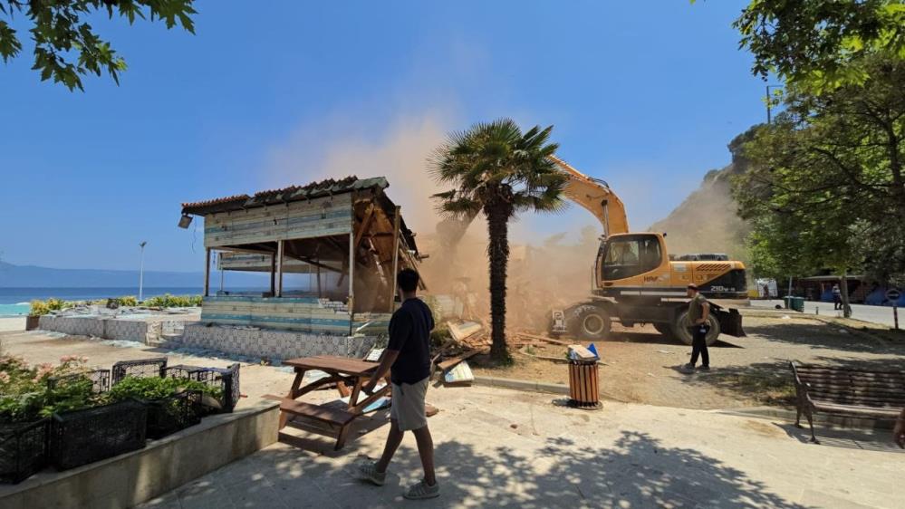 Mudanya’da 30 yıllık 4 kafe yıkıldı