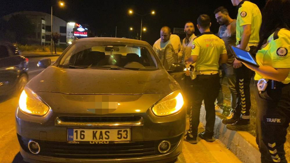 Bursa’da seyir halinde iken aracını durdurup sızan alkollü sürücü, polise zor anlar yaşattı