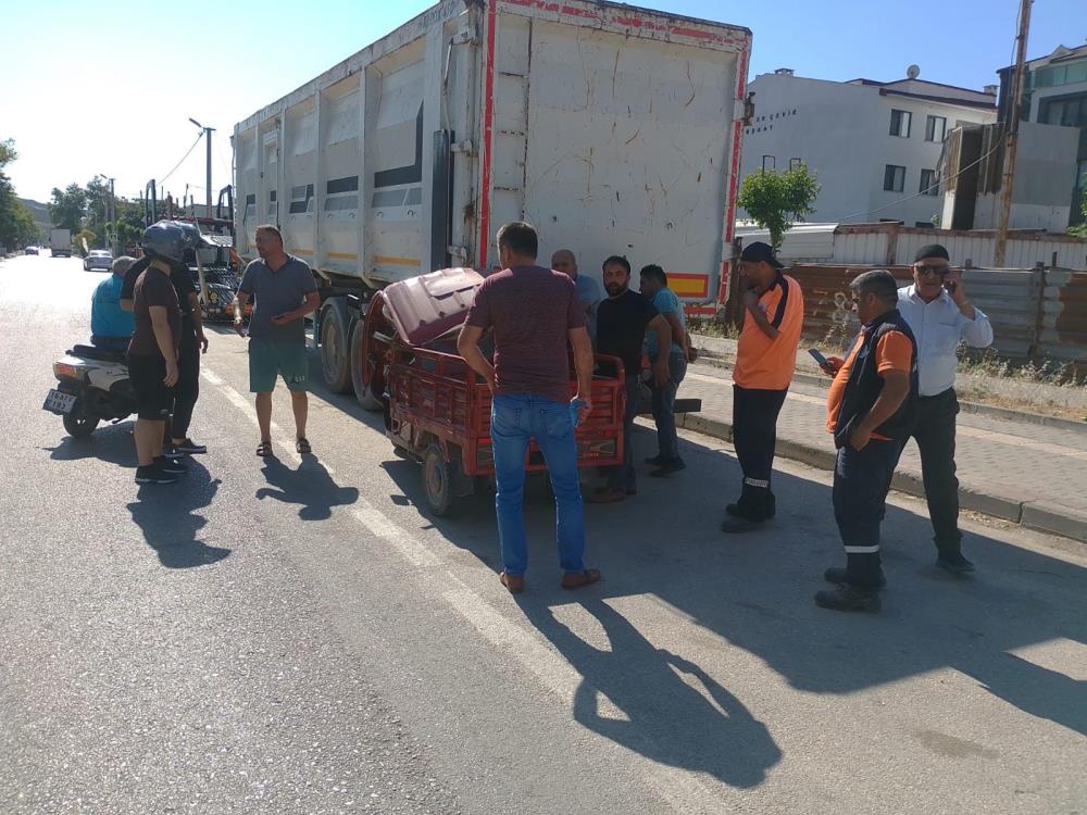 Bursa’da elektrikli motosiklet TIR dorsesine çarptı